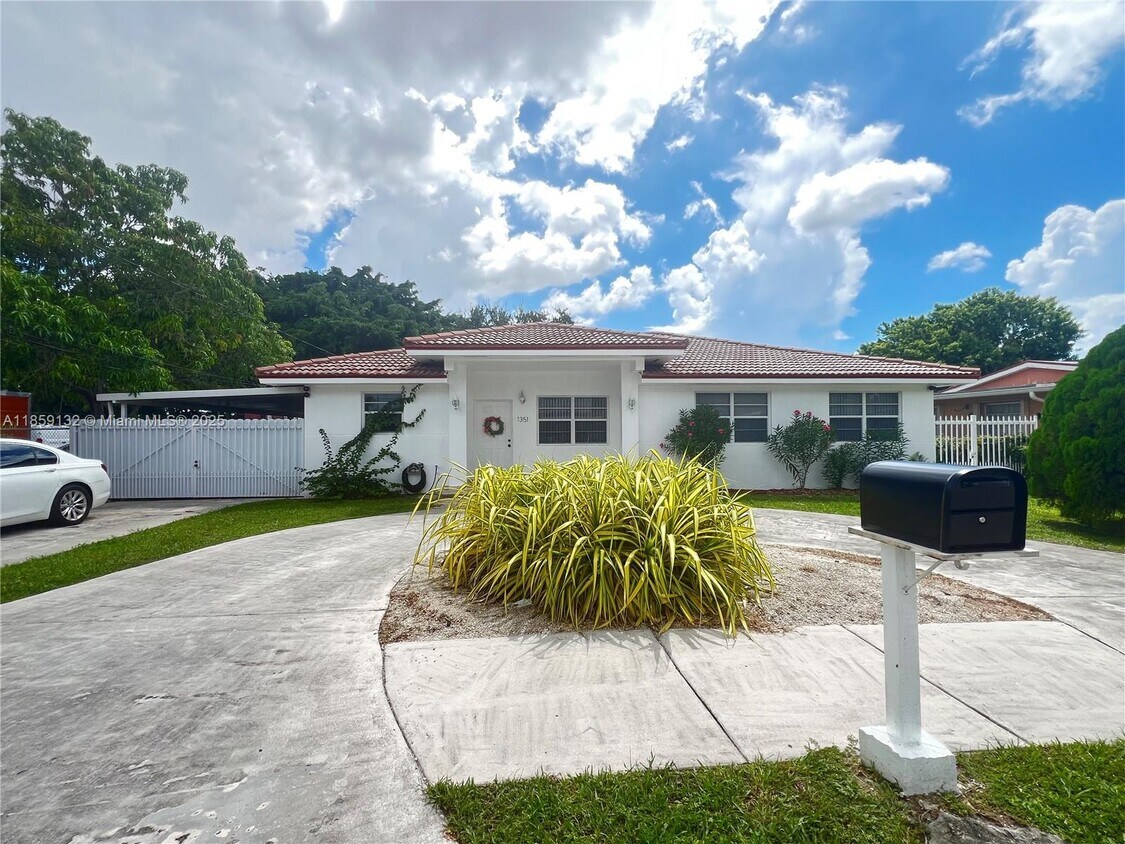 Primary Photo - 1351 SW 70th Ave