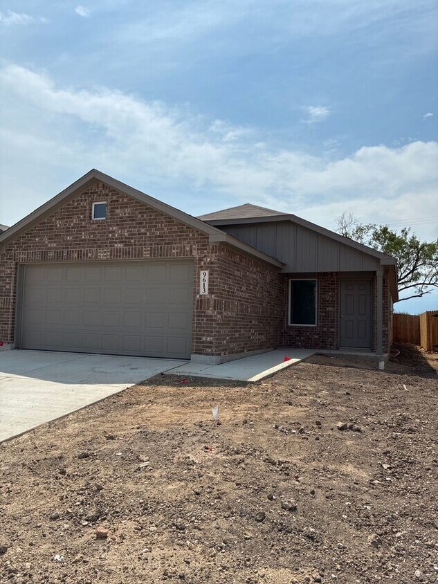 Foto principal - Charming 4 beds 2 baths in San Antonio!