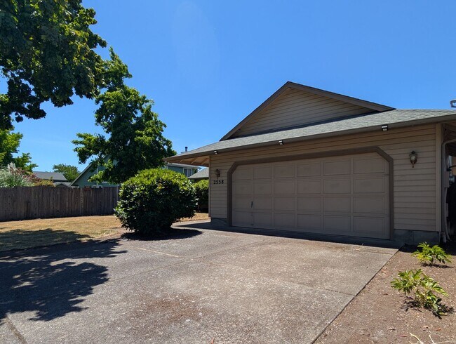 Foto del edificio - Wonderful 3-Bedroom, 2-Bath Home With Large Yard & A/C!