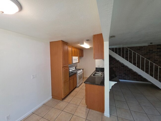 Foto del edificio - Charming 2BR/1BA Townhouse in Auburn - Available Now!