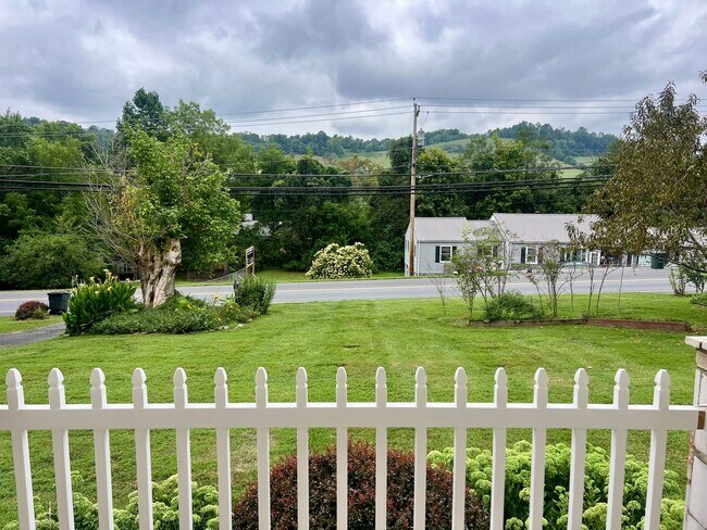 Foto del edificio - One Level Home! 3bed/1 bath with extra-lar...