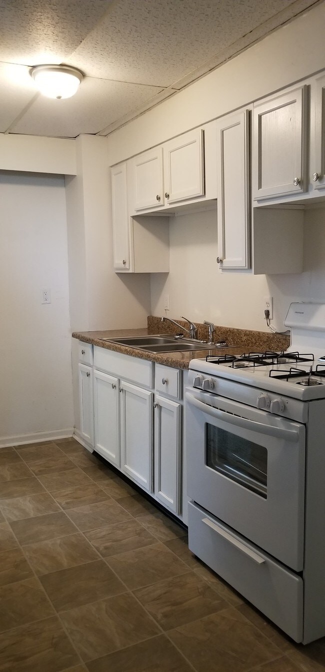 Building Photo - *SELF SHOW AVAILABILITY* 2313 N Delphos