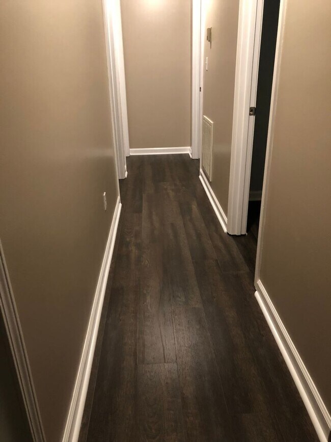 Foto del edificio - Four bedroom home in Plum Springs with fully finished basement