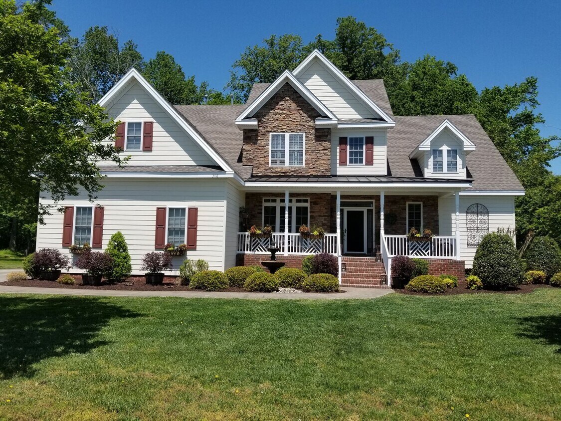 Primary Photo - Farmhouse style home rental in Suffolk!