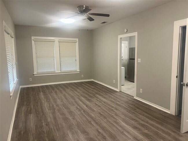 Foto del edificio - 5201 Chico St