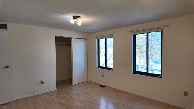 Foto del edificio - 2 Meadowbrook Dr