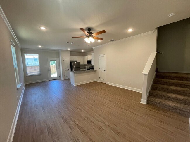 Foto del edificio - MOVE FAST—GATED TOWNHOME NEAR LACKLAND AFB WITH A PRIVATE YARD!