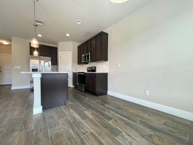 Foto del edificio - 464 High Tech Dr