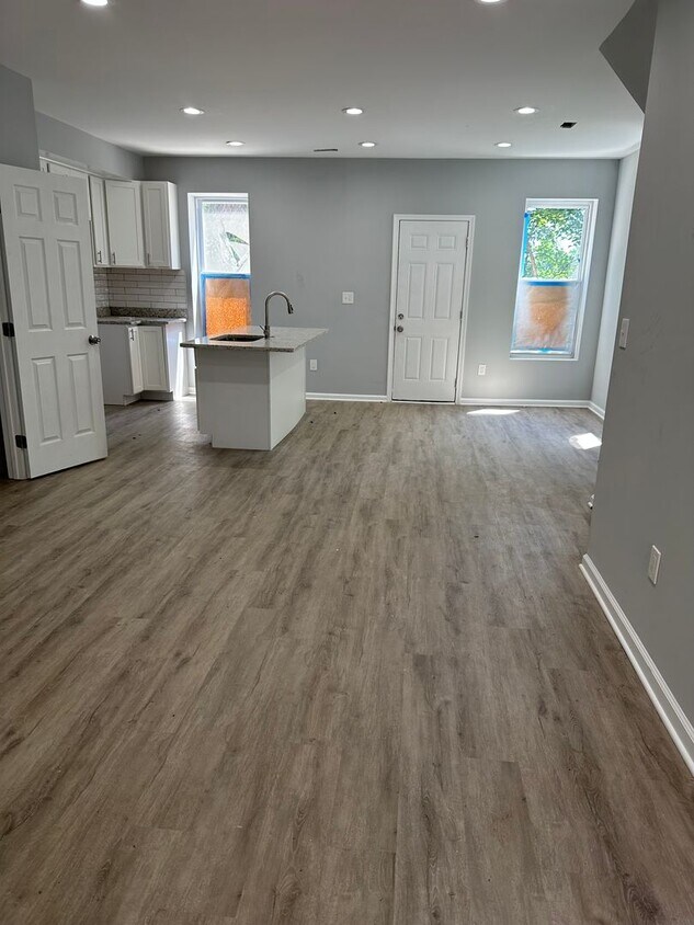 Foto principal - Brand New Renovation! Open Floor Plan! W/D...