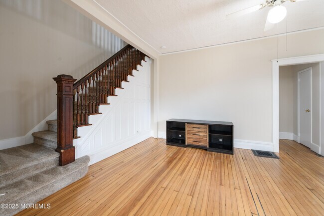 Foto del edificio - 64 Harding Rd