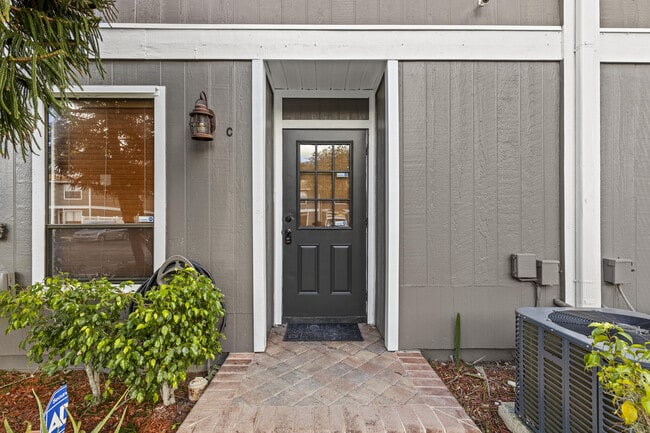 Foto del edificio - 814 Hill Dr