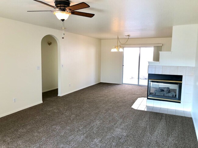 Foto del edificio - Beautiful 2 Bedroom, 2 bathroom Home in El Camino Village!