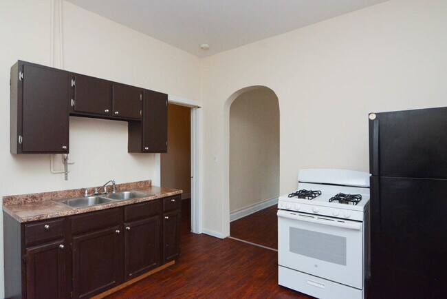 Building Photo - 1228 N Maplewood Ave