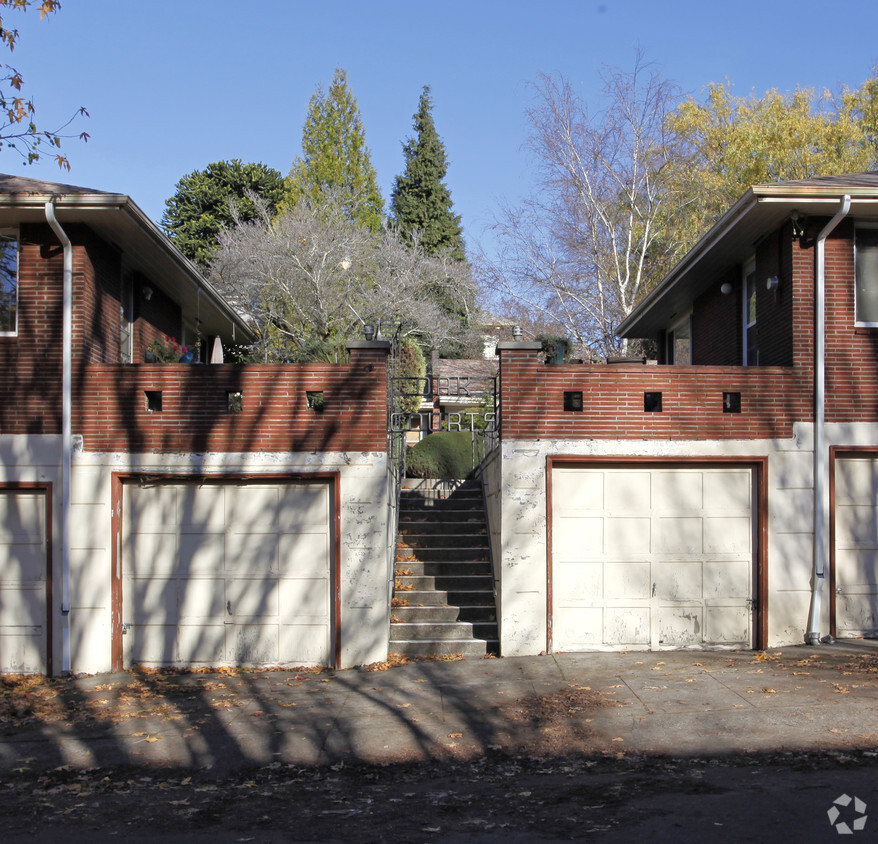 Building Photo - Oak Courts