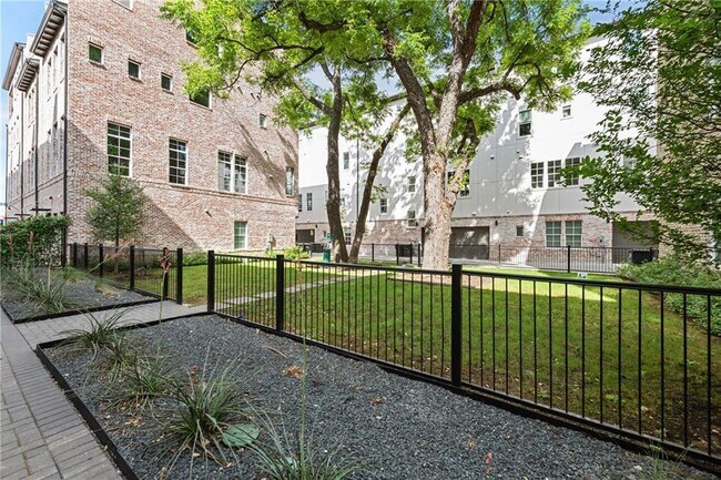 Building Photo - 1305 Town Creek Dr