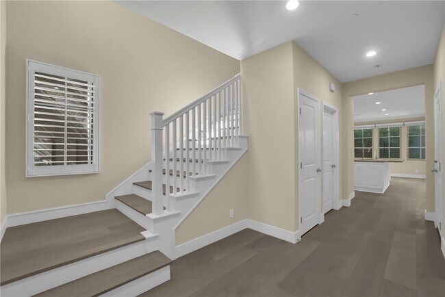 Building Photo - 64 Bianco