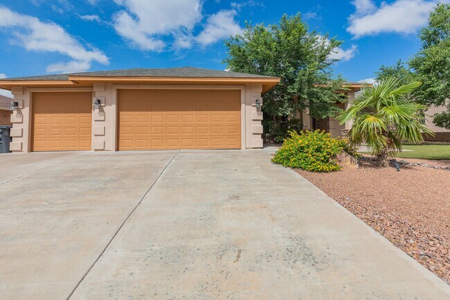 Foto del edificio - Beautiful Home in the Golf Course Area