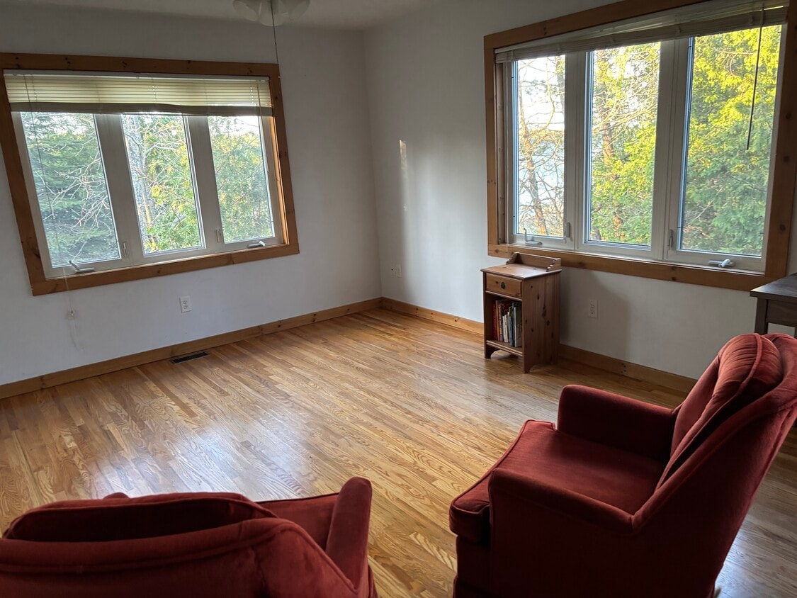 Living room - 5 Felsbourg Ln