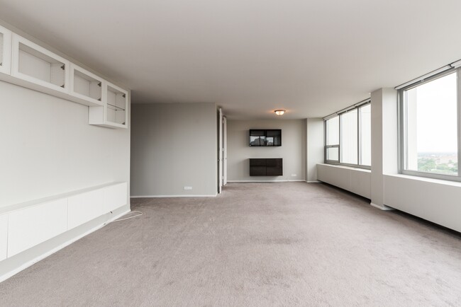 Building Photo - 1700 E 56th St