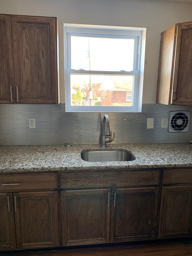 Building Photo - 104 Chester Ave