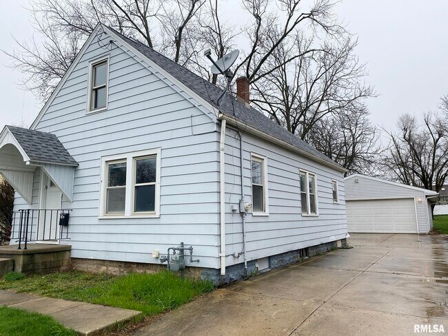 Building Photo - 303 Central St