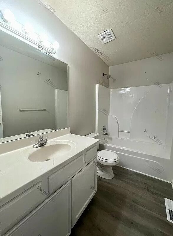 Building Photo - 607 SW Pinebrook Village Ct