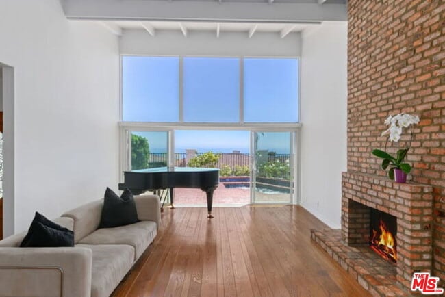 Foto del edificio - 1175 Las Pulgas Pl