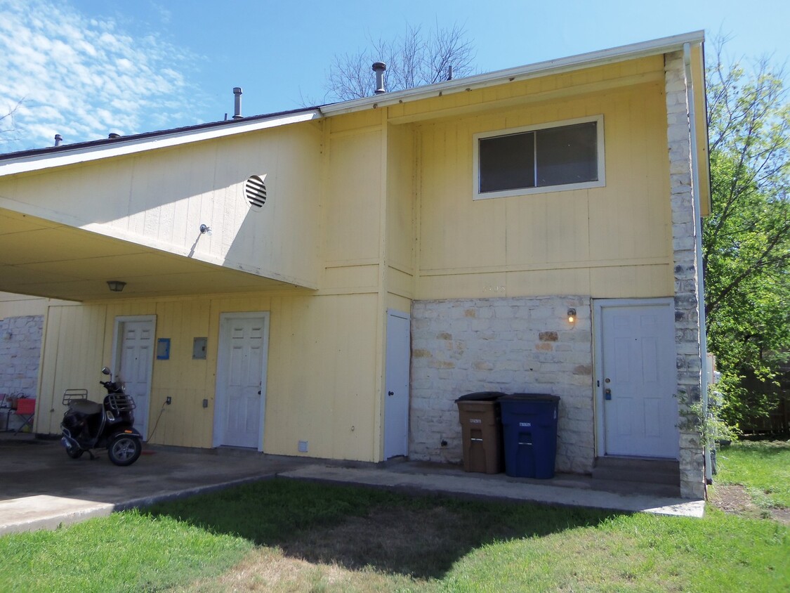 Primary Photo - Cute duplex in SE Austin