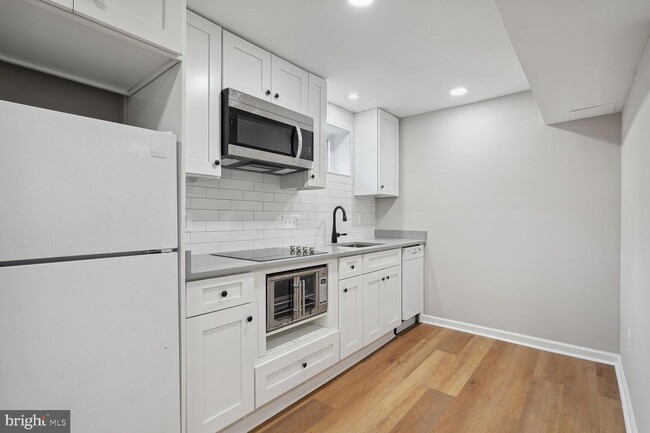Building Photo - 5931 Thomas Dr
