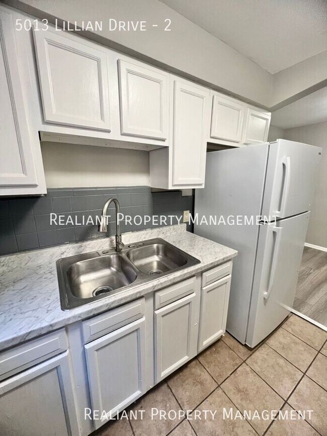 Foto del edificio - 5013 Lillian Dr