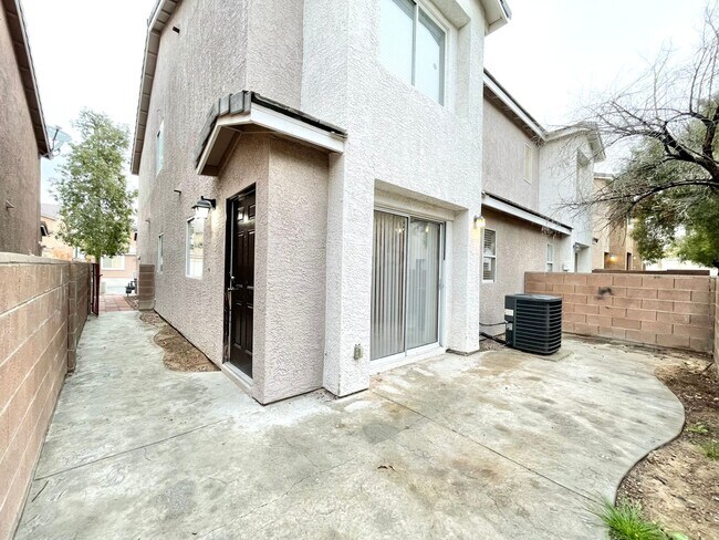 Building Photo - Beautiful townhome 3 bed 2.5 bath for rent