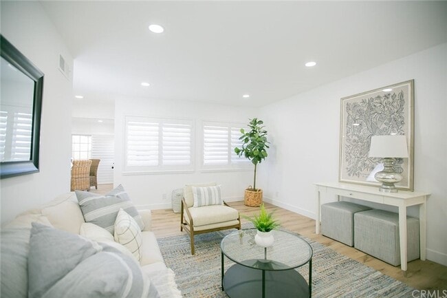 Building Photo - Beautifully Remodeled Single-Story Condo i...