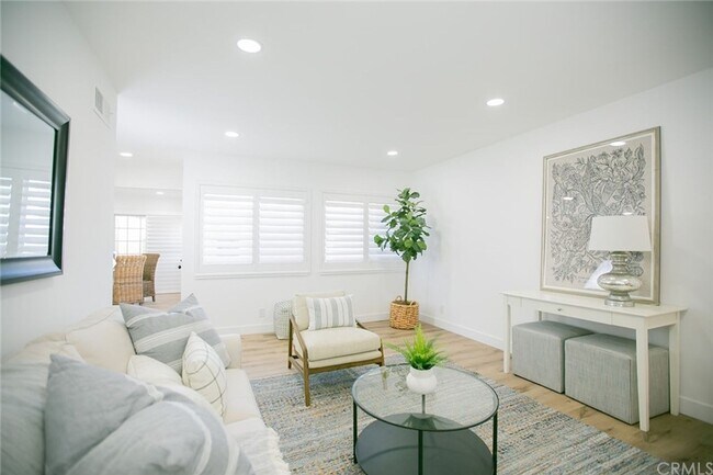 Foto del edificio - Beautifully Remodeled Single-Story Condo i...