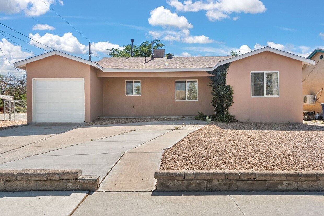 Primary Photo - Fully Furnished Home!