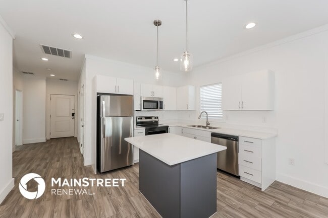 Building Photo - 1601 Daniel St