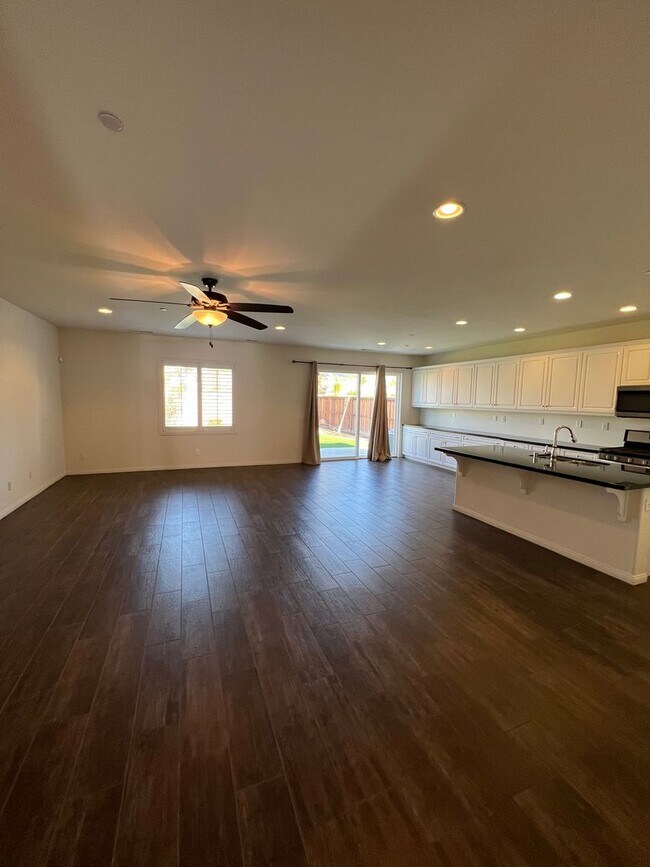 Building Photo - 9914 Sentinel Peak Place, Bakersfield CA 9...