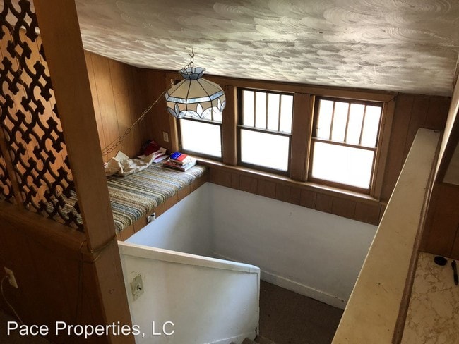 Building Photo - 1 br, 2 bath Apartment - 728 E. College St.