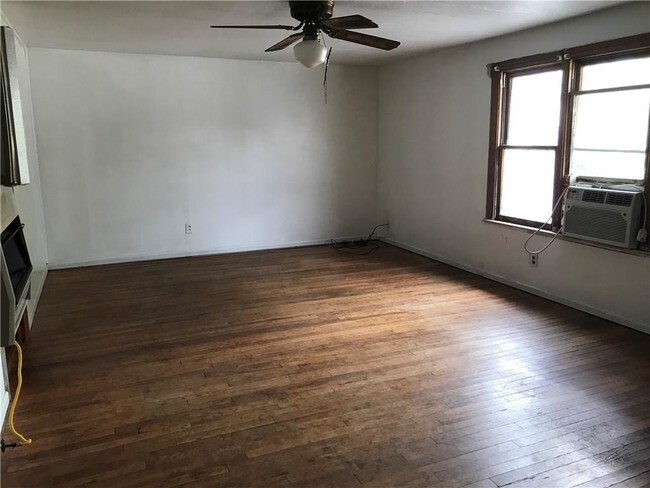 Building Photo - 301 Oak Street
