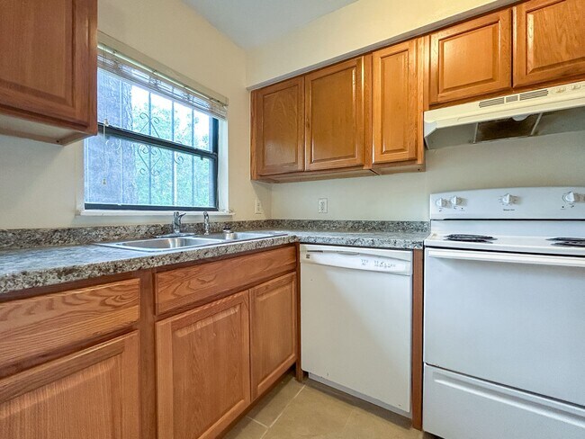 Foto del edificio - Beautiful 2/1.5 Townhome in Cedar Ridge-717A