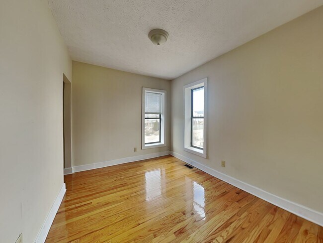 Building Photo - 1393 Indianola Ave