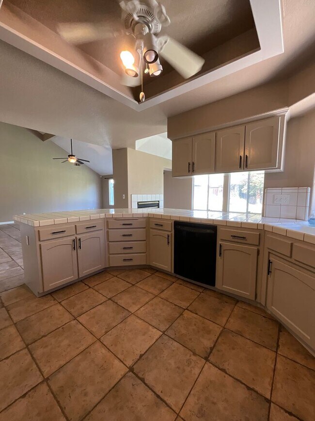 Foto del edificio - Spacious Four Bedroom Home in Figarden Loo...