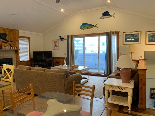 Spacious Living Area - 211 E Driftwood St