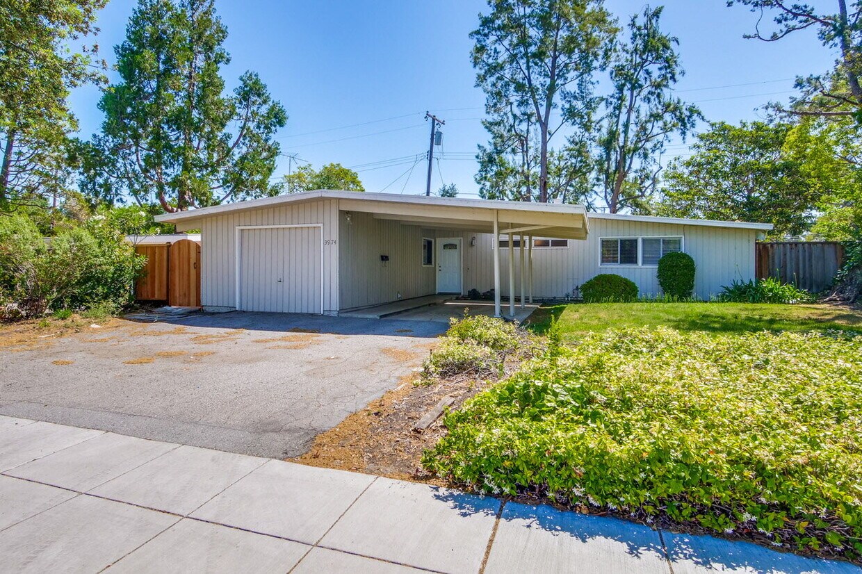 Primary Photo - Nice Single Level Eichler Home in the Gree...
