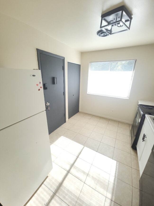 Building Photo - 9921 Sloane Square