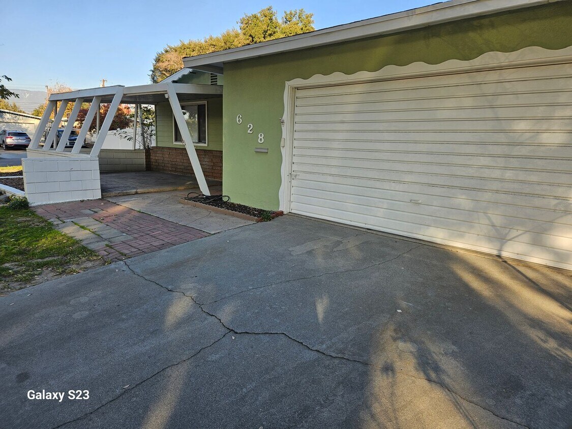 Primary Photo - Great 4 bedroom, 2 bath home on large corn...