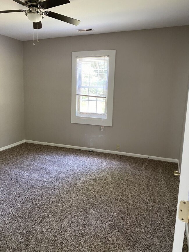 Building Photo - Two bedroom one bath