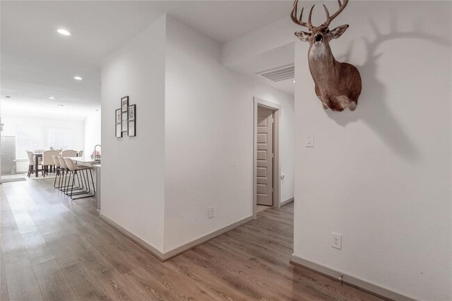 Building Photo - 13938 Red River Dr