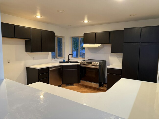 Building Photo - 2092 Colonial Dr