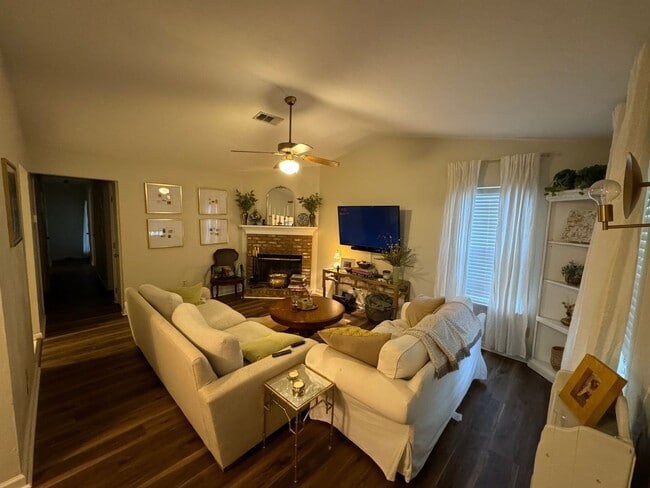 Building Photo - Family Friendly 2 Bedroom Duplex Available In Tallahassee