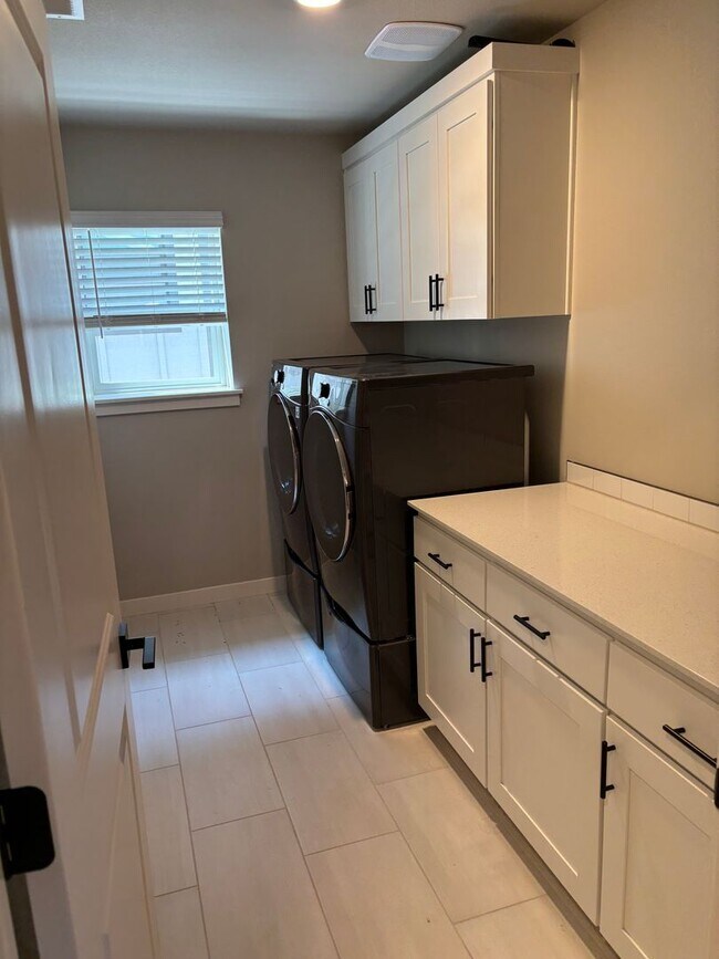 Building Photo - Home on Bend's Westside!